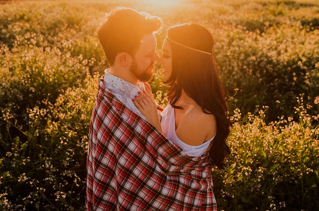 couple kissing